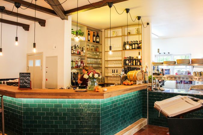 Die grün geflieste Bar der Piazza Italiana