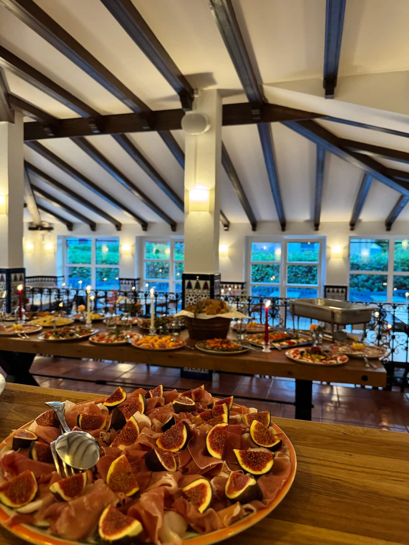 Festlich eingedeckter Saal mit Buffet-Tafeln
